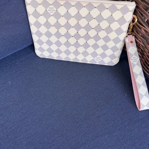 LOUIS VUITTON CITY POUCH WITH WRISTLET - Picture 2 of 16